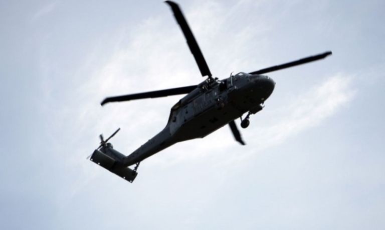  Πλαταμώνας: Ελικόπτερο του Λιμενικού πετούσε χαμηλά και ”σήκωσε” ομπρέλες και καθίσματα – Τραυματίστηκε 42χρονη