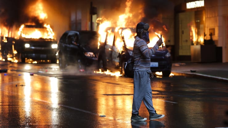  Σουηδία: Νέες συγκρούσεις μεταξύ ακροδεξιών και αστυνομίας – Καταγγελίες για βανδαλισμούς και καταστροφές οχημάτων