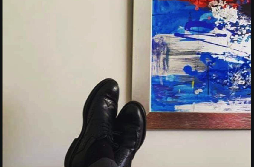  Δημόσια απολογία Κουμουτσάκου για τη φωτογραφία με τα πόδια πάνω στο γραφείο