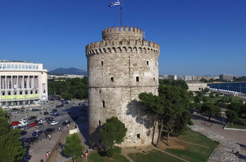  Προσήχθησαν νεολαίοι του ΣΥΡΙΖΑ που επιχείρησαν να κρεμάσουν πανό στον Λευκό Πύργο