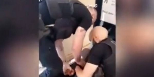  Οργή στη Γαλλία: Αστυνομικοί σπρώχνουν και ρίχνουν κάτω μια έγκυο γυναίκα (vid)