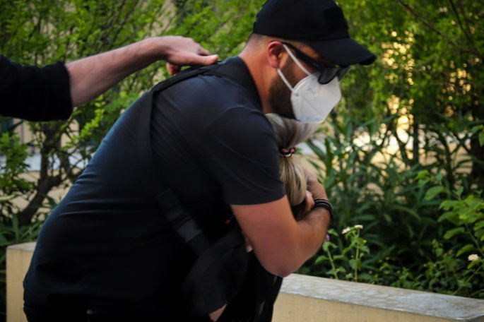  Επίθεση με βιτριόλι: Η στιγμή που η 35χρονη οδηγείται στον εισαγγελέα (βίντεο)