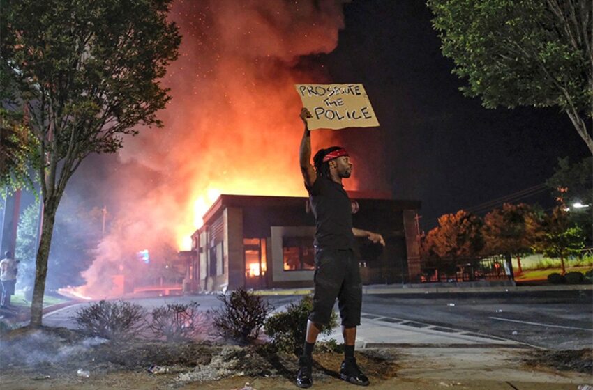  Φλέγονται πάλι οι ΗΠΑ: Νέα δολοφονία Αφροαμερικανού από αστυνομικούς –  Ερασιτέχνης την κατέγραψε σε βίντεο (vid)