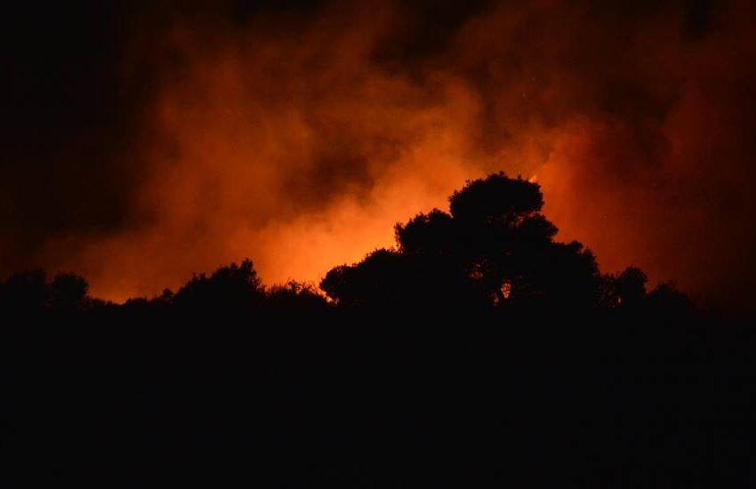  Μεγάλη φωτιά στη Ζάκυνθο – Δύσκολη νύχτα, εκκενώθηκε το χωριό Μαριές