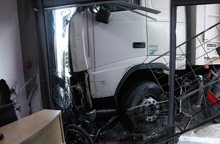  Πέθανε ο οδηγός του φορτηγού που έπεσε πάνω σε κατάστημα στην Πειραιώς