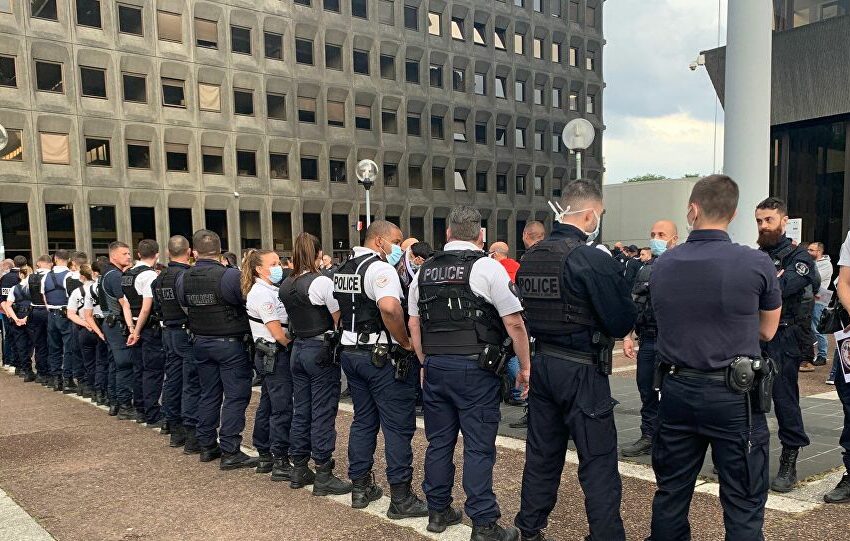  Διαμαρτύρονται οι αστυνομικοί στη Γαλλία για την απαγόρευση ακινητοποίησης με λαβή στον λαιμό