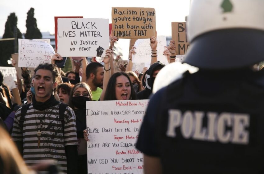  Ένταση και χημικά στο Σύνταγμα στην πορεία για τον Τζορτζ Φλόιντ