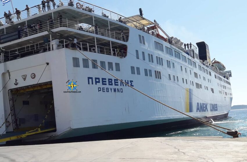  Το πλοίο “Πρέβελης” προσέκρουσε στο λιμάνι της Σαντορίνης