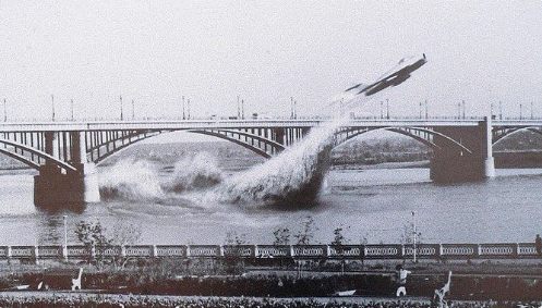  Ο μύθος πίσω από τη διάσημη φωτογραφία με την παράτολμη μανούβρα του σοβιετικού πιλότου