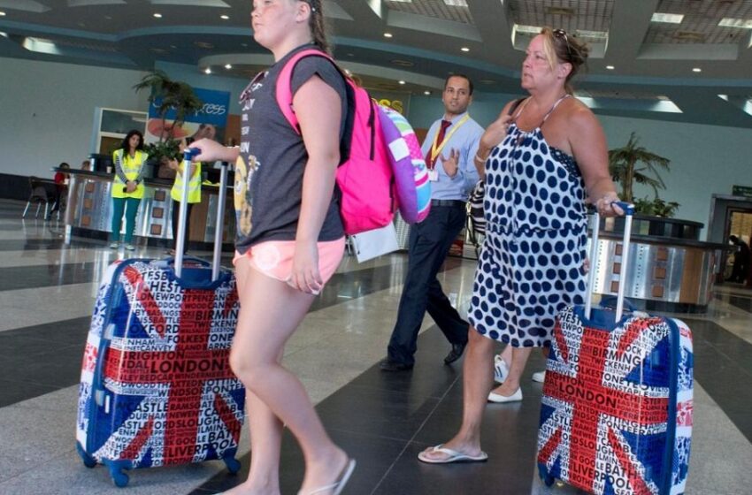  Απόβαση Βρετανών: “Έπεσαν” τα τουριστικά σάιτ, στην πρώτη θέση η Ελλάδα – Οι δημοφιλείς προορισμοί