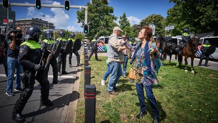  Δεκάδες συλλήψεις σε συγκέντρωση κατά των μέτρων κοινωνικής αποστασιοποίησης στη Χάγη