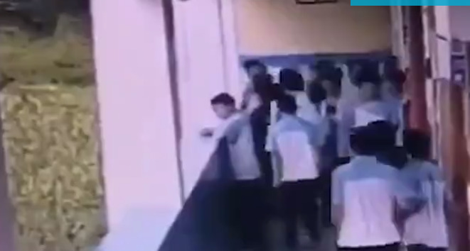  Σοκαριστικό βίντεο: Μαθητής πετάει από τον τέταρτο όροφο συμμαθητή του (vid)