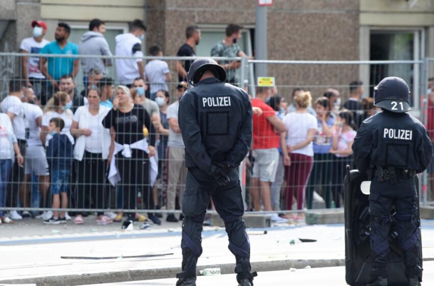  Αστυνομικοί τραυματίστηκαν σε συγκρούσεις με κατοίκους σε καραντίνα στη Γερμανία