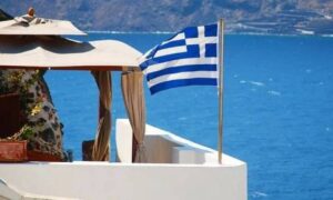 DW: Δεν φτάνουν τα χρήματα στους Έλληνες για διακοπές
