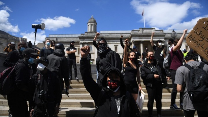  Ακροδεξιοί συγκρούστηκαν με διαδηλωτές κατά του ρατσισμού, στο Λονδίνο