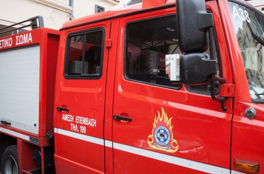 Φωτιά στα Σπάτα: Επιχειρεί ισχυρή δύναμη της Πυροσβεστικής