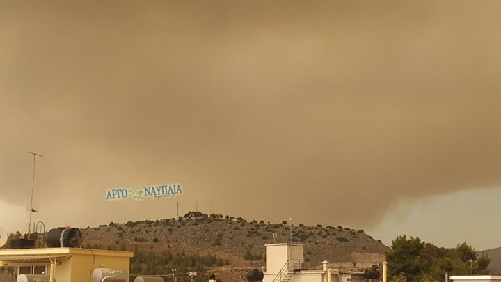  Φωτιά στις Κεχριές: Ο καπνός έφθασε στο Ναύπλιο (εικόνες)