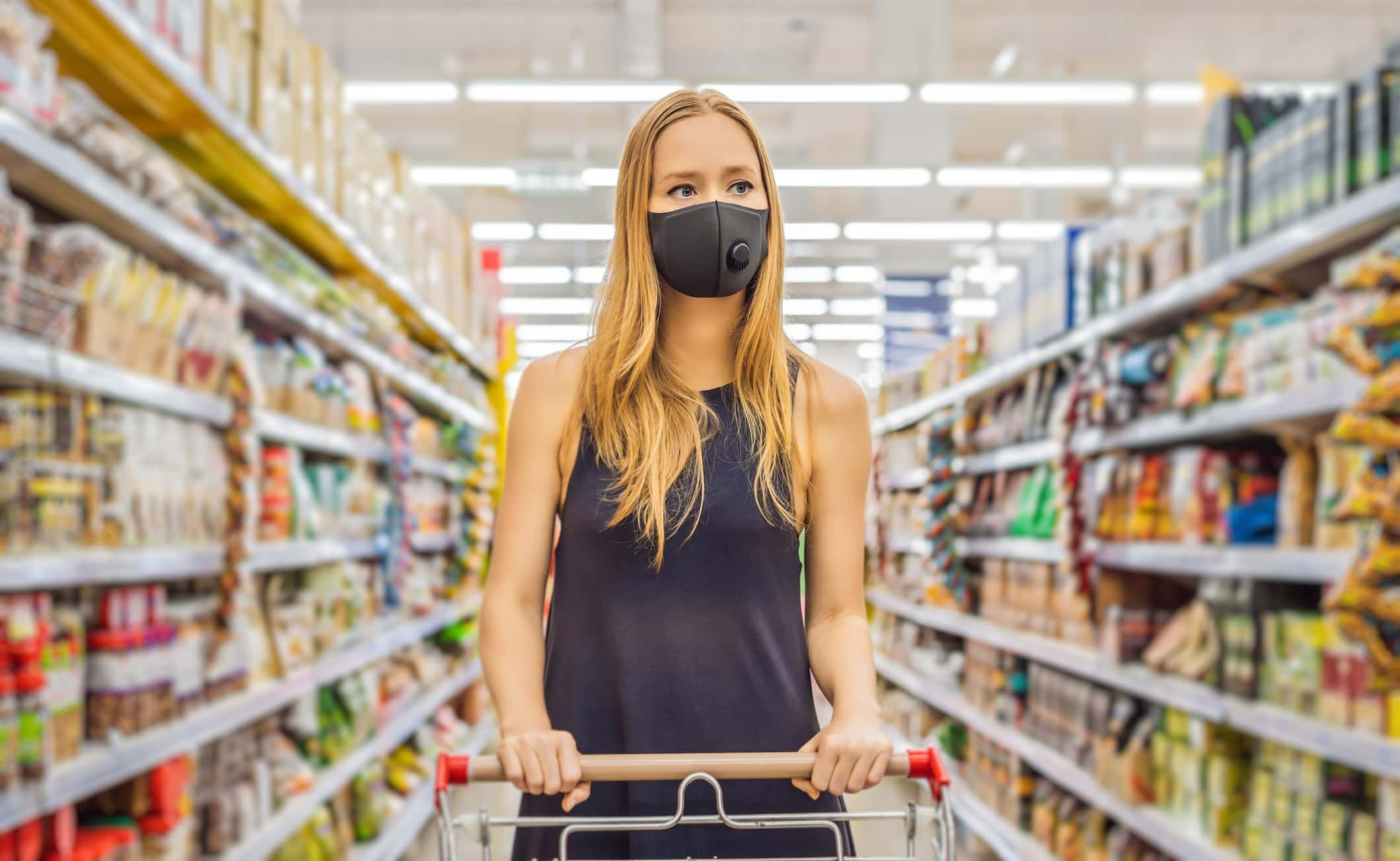 Нести лицо. Женщина в медицинской маске в магазине. Две девушки в маске в супермаркете. Тревожная женщина. Тревожная женщина фото.