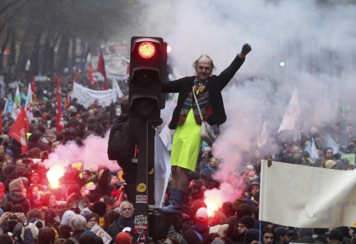  4.000.000 παραιτημένες σιωπές…