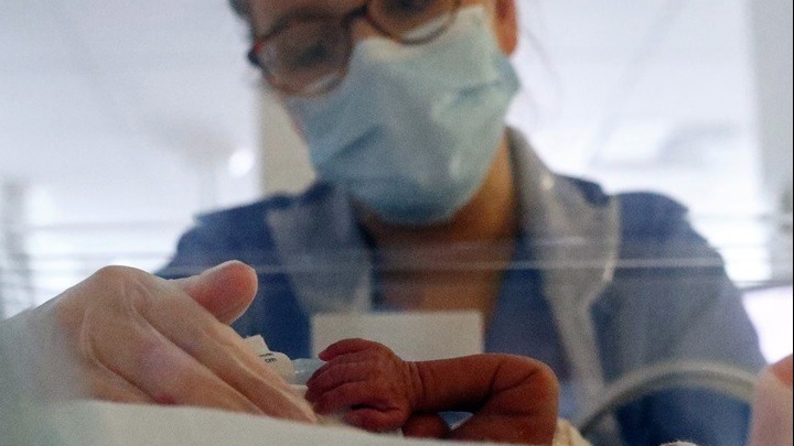  Νέο ΣΟΚ για τη μεταδοτικότητα του κοροναϊού: Οι έγκυες μπορεί να κολλήσουν τον ιό στο μωρό τους