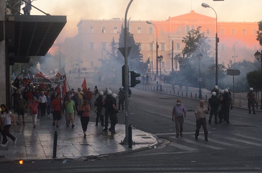  Ένταση και μολότοφ στο Σύνταγμα-Αναίτια καταστολή από την αστυνομία (vids-εικόνες)