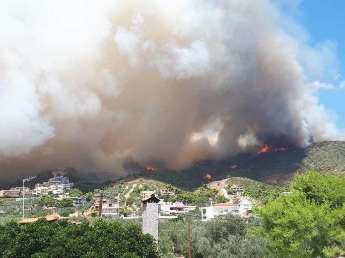  Μπλακ άουτ σε Αίγινα και Αγκίστρι λόγω της φωτιάς στα Μέθανα