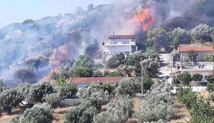  Φωτιά κοντά σε σπίτια στα Σπάτα