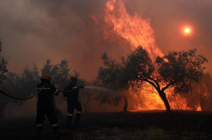  Φωτιά Κορινθία: Συγκρατημένη αισιοδοξία, καλύτερη η εικόνα, πρόβλημα με τις αναζωπυρώσεις