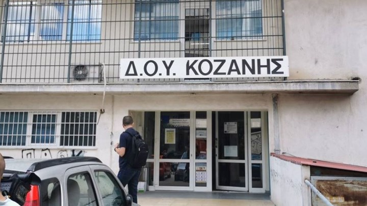  Συγκλονίζει ο διευθυντής της ΔΟΥ Κοζάνης για την επίθεση με το τσεκούρι: “Από ένστικτο όρμηξα κατά πάνω του”