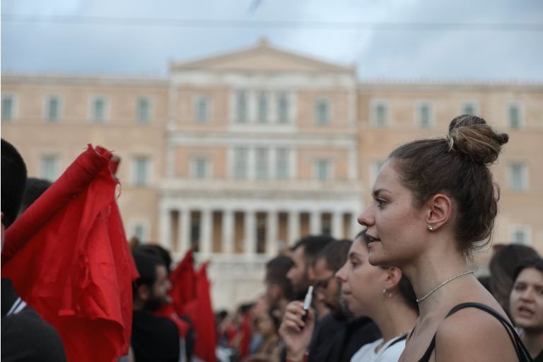  Στο “κόκκινο” η σύγκρουση (εντός και εκτός Βουλής) για τις συναθροίσεις- Απόψε η ψηφοφορία