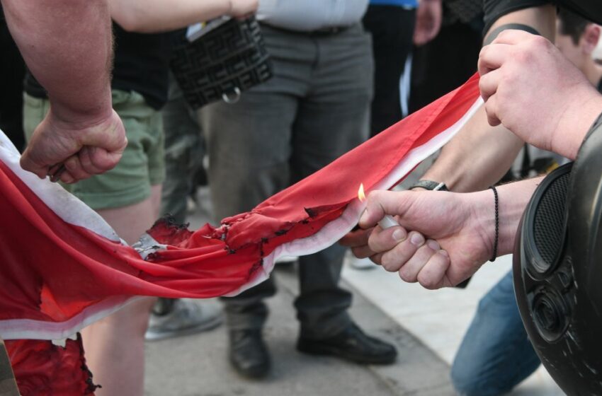  Επίθεση της Άγκυρας για τους ακραίους που έκαψαν τουρκική σημαία- Καταδικάζει το ΥΠΕΞ (vid)