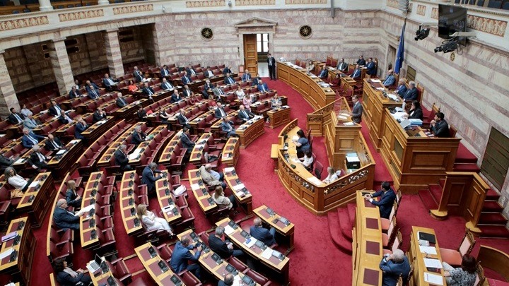  Το βράδυ η ψήφιση του νομοσχεδίου για τις δημόσιες συναθροίσεις – Αντιπαραθέσεις στη Βουλή