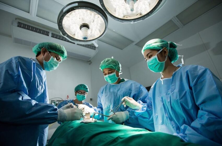  Στο χειρουργείο οι τρεις από τους τραυματίες της επίθεσης με το τσεκούρι στη ΔΟΥ Κοζάνης