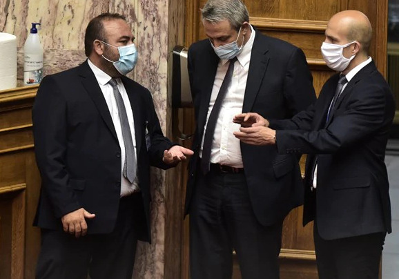  Βουλή: Υποχρεωτική χρήση μάσκας  μόνο όταν…