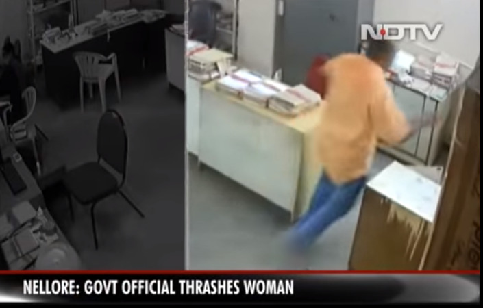  Υπάλληλος ξυλοκόπησε γυναίκα συνάδελφό του επειδή του ζήτησε να φορέσει μάσκα (vid)
