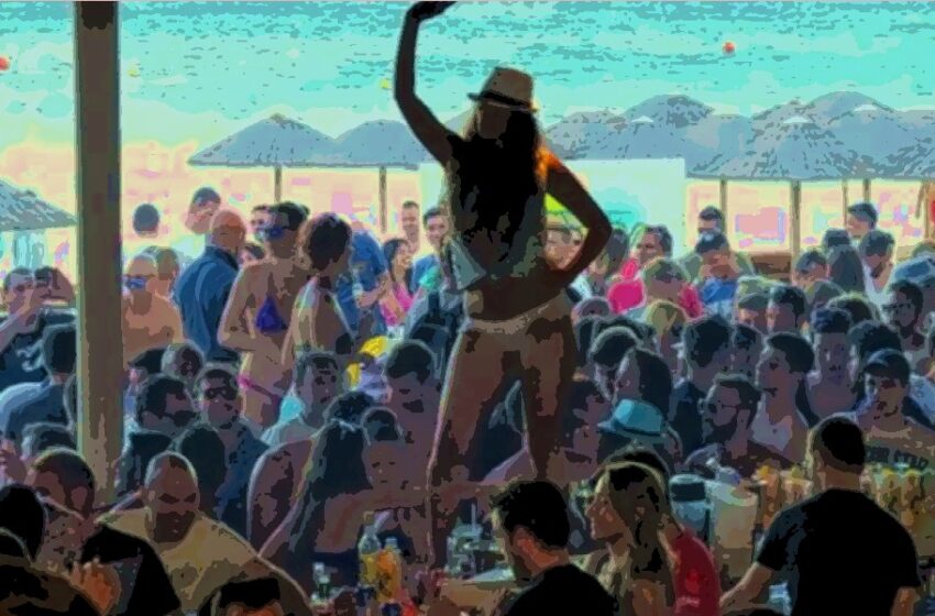  Υπάρχουν και χειρότερα!- Χορευτής σε παρτι beach bar στην Ίμπιζα ψεκάζει με το στόμα του σαμπάνια στους θαμώνες (vid)
