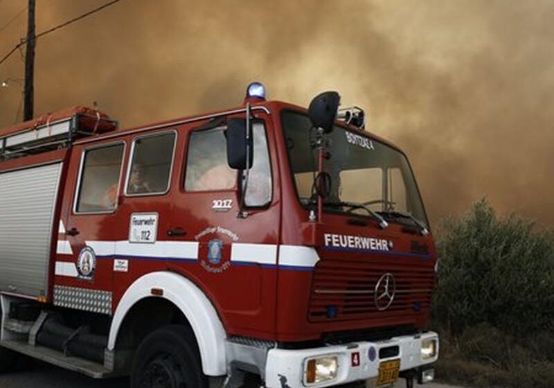  Πυρκαγιά σε αποθήκη πολυεστερικών στον Ασπρόπυργο – Νέο μήνυμα από το 112