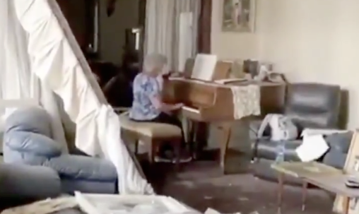  Βηρυτός: Συγκλονιστικό βίντεο με ηλικιωμένη που παίζει πιάνο στο κατεστραμμένο σπίτι της