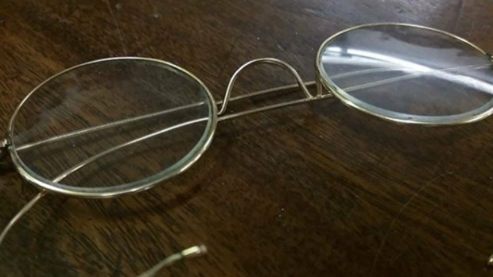  Γυαλιά του Γκάντι πωλήθηκαν έναντι 288.000 ευρώ σε δημοπρασία