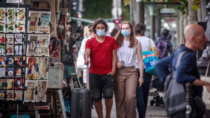  Το Παρίσι επιβάλλει τη χρήση της μάσκας σε εξωτερικούς χώρους