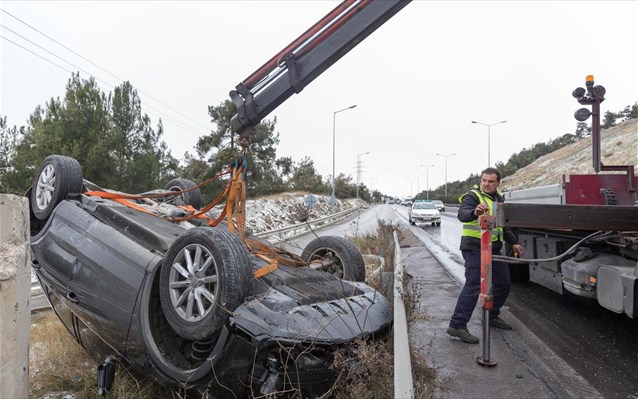  Λεωφόρος Θηβών: Αυτοκίνητο έπεσε από αερογέφυρα και κατέληξε πάνω σε άλλο όχημα