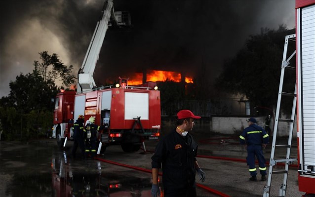  Υπό μερικό έλεγχο η φωτιά σε τράπεζα στο κέντρο της Αθήνας