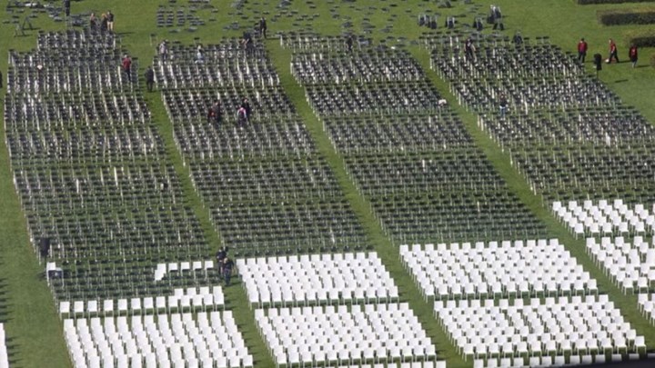  Συμβολική διαμαρτυρία για τη Μόρια με 13.000 καρέκλες έξω από το γερμανικό κοινοβούλιο (vid)