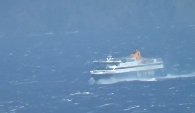  Φοβερό: Τα κύματα “σκεπάζουν” το Super Ferry στο στενό Τήνου-Μυκόνου