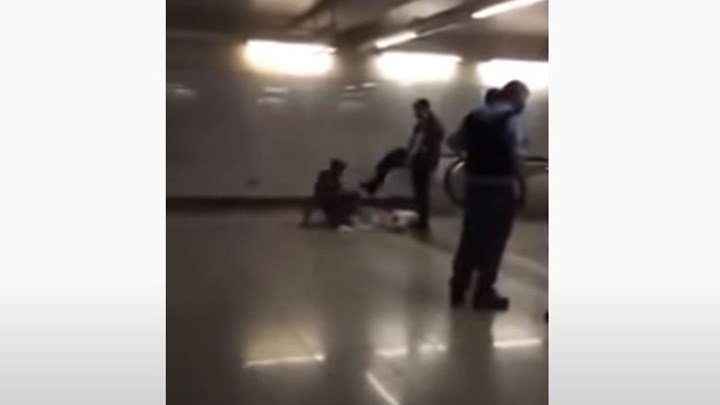  Σοκ: Αστυνομικός κλωτσά τραυματία με γύψο και πατερίτσες στο μετρό της Ομόνοιας (vid)