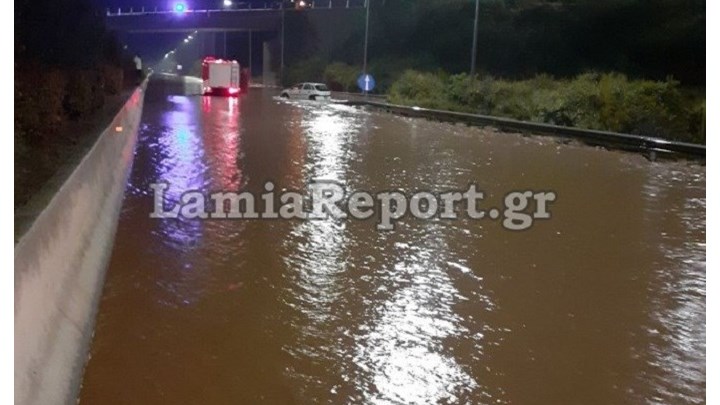  Πλημμύρισε η εθνική οδός Θεσσαλονίκης-Λαμίας: Ουρές χιλιομέτρων στον Αλμυρό (vid)