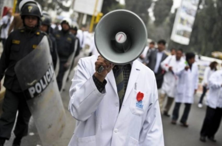  Πανελλαδική απεργία των γιατρών την Πέμπτη: “Το αφήγημα για την ενίσχυση του δημόσιου συστήματος υγείας καταρρέει σαν χάρτινος πύργος”