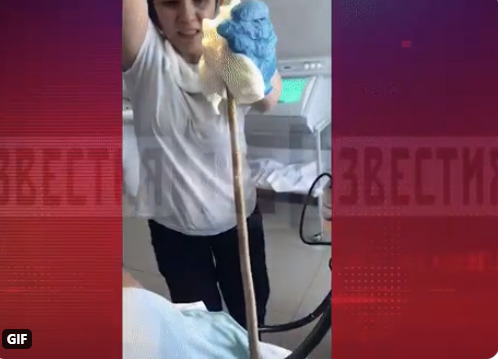  Σοκαριστικό βίντεο: Η στιγμή που οι γιατροί βγάζουν φίδι από το στόμα γυναίκας (vid)