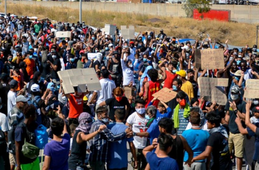  Καζάνι που βράζει η Μόρια: Ξεσηκώθηκαν 2.000 μετανάστες  και ζητούν να φύγουν (pics)