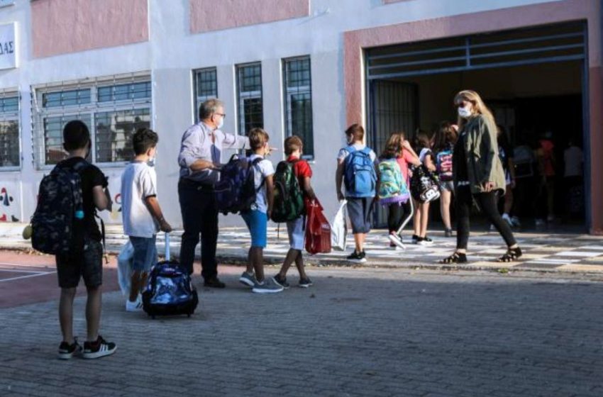  Αγιασμός σε σχολεία σε συνθήκες κοροναϊού (vid)